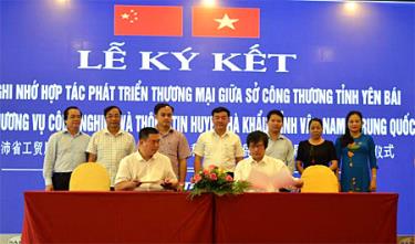 Đại diện lãnh đạo Sở Công thương Yên Bái ký kết tiêu thụ sản phẩm với dafabet dang nhap doanh nghiệp Trung Quốc.