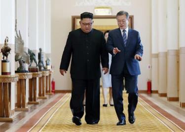 Nhà lãnh đạo Triều Tiên Kim Jong-un (trái) và Tổng thống Hàn Quốc Moon Jae-in trong ngày hội đàm thượng đỉnh thứ hai tại Nhà khách quốc gia Paekhwawon ở Bình Nhưỡng ngày 19/9/2018.