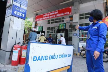 Một trong những cửa hàng trực thuộc Petrolimex chuẩn bị niêm yết giá mới.