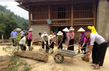 Người dân thôn Lừu 2 tích cực tham gia vệ sinh môi trường, giữ gìn đường làng, ngõ xóm sạch - đẹp.