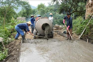 Người dân huyện Lục Yên chung sức xây dựng nông thôn mới.
