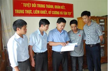 Lãnh đạo Cơ quan Kiểm tra - Thanh tra huyện Mù Cang Chải trao đổi chuyên môn, nghiệp vụ với cán bộ trong cơ quan.