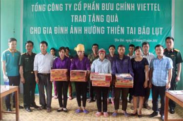 Tổng Công ty cổ phần Bưu chính Viettel tặng 132 suất quà cho người dân xã Sơn Lương, huyện Văn Chấn.