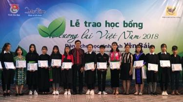 Lãnh đạo Báo Khăn Quàng đỏ - Mực Tím trao học bổng 