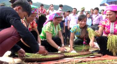 Phụ nữ Thái Tú Lệ giã cốm phục vụ du khách.