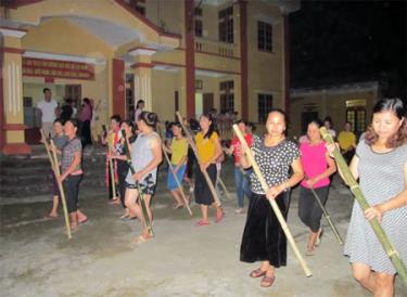 Diễn viên trong đoàn trình diễn của xã Nghĩa Phúc tích cực tập luyện trình diễn lễ hội đâm đuống.