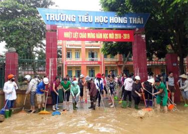 Cán bộ, giáo viên ngành GD-ĐT thành phố Yên Bái chung tay khắc phục hậu quả mưa lũ tại Trường Tiểu học Hồng Thái.