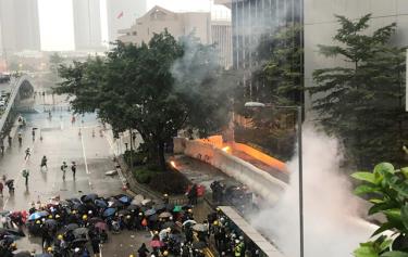 Người biểu tình ném bom xăng vào văn phòng chính quyền ở trung tâm Hong Kong.