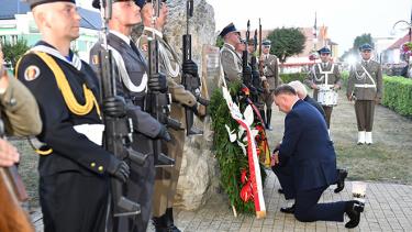 Tổng thống Đức Frank-Walter Steinmeier và Tổng thống Ba Lan Mateusz Morawiecki tưởng nhớ tới các nạn nhân trong lễ tưởng niệm nhân dịp 80 năm ngày nổ ra Chiến tranh Thế giới II tại thành phố Wielun của Ba Lan.