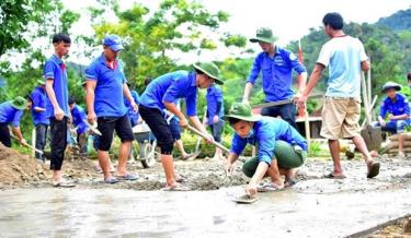 Đội thanh niên tình nguyện Đại học Huế tham gia làm đường giao thông nông thôn trong chiến dịch Thanh niên tình nguyện Hè.