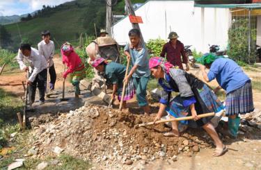 Bà con dân tộc Mông ở thôn Háng Cuốn Rùa, xã Dế Xu Phình chung sức bê tông hóa nhiều tuyến đường liên thôn.