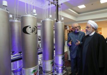 Tổng thống Iran Hassan Rouhani trong một chuyến thăm cơ sở hạt nhân.