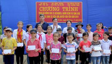Lãnh đạo Sở Nội vụ và nhà tài trợ tặng quà cho 28 em học sinh có hoàn cảnh khó khăn đạt thành tích cao trong học tập.