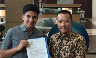 Bộ trưởng Thể thao Malaysia Syed Saddiq (trái) nhận thư xin lỗi từ người đồng cấp Indonesia Imam Nahrawi (phải) hôm 6/9.