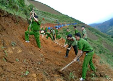 Tuổi trẻ Mù Cang Chải giúp dân làm đường giao thông liên thôn, bản.