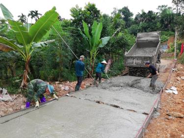 Nhân dân thôn Làng Mỉnh, thị trấn Mậu A bê tông hóa đường giao thông nông thôn.