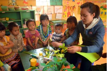 Giờ học làm đồ chơi của cô và trò tại điểm trường Mầm non Làng Ca, xã Cát Thịnh (Văn Chấn).