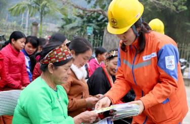 Công nhân Công ty Điện lực Yên Bái tuyên truyền sử dụng điện an toàn đến khách hàng.