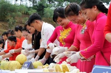 Hội thi bóc bưởi độc đáo, hấp dẫn trong Lễ hội Bưởi Đại Minh và đua thuyền trên hồ Thác Bà.