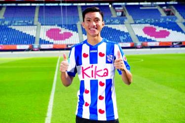 Đoàn Văn Hậu trong màu áo SC Heerenveen.