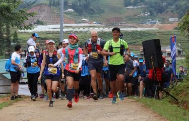 Các vận động viên tranh tài trên đường chạy 21 km.