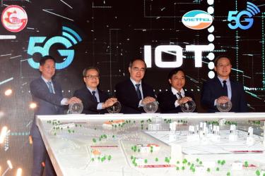 Khoảnh khắc phát sóng 5G và đưa vào khai thác hạ tầng kết nối vạn vật (IoT) tại TPHCM.