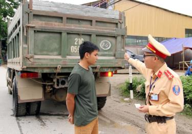 Lực lượng cảnh sát giao thông, Công an tỉnh kiểm tra phương tiện lưu thông trên quốc lộ 32.