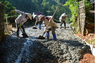 Nhân dân xã Bình Thuận, huyện Văn Chấn bê tông hóa đường giao thông nông thôn.