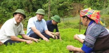 Lãnh đạo huyện Mù Cang Chải thăm mô hình làm kinh tế của các hộ dân.