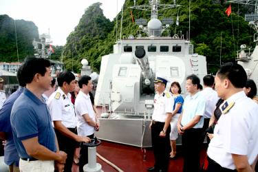 Đồng chí Nguyễn Minh Tuấn - Ủy viên Ban Thường vụ, Trưởng ban Tuyên giáo Tỉnh ủy trao đổi với chỉ huy, chiến sỹ Hải đội 135, Lữ đoàn 170. Ảnh: Đặng Tùng (Báo Hải quân Việt Nam)