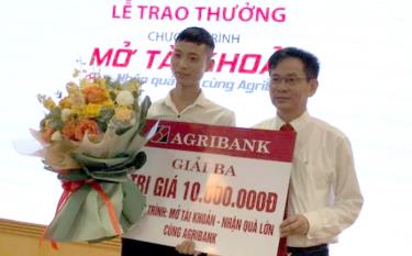 Lãnh đạo Agribank Chi nhánh Bắc Yên Bái trao thưởng cho khách hàng may mắn.