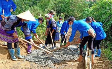 Tuổi trẻ Mù Cang Chải ra quân bê tông hóa 1,2 km đường giao thông nông thôn 