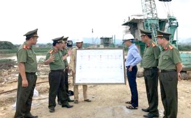 Phát huy vai trò trách nhiệm, lực lượng an ninh thường xuyên kiểm tra các công trình trọng điểm của tỉnh. Trong ảnh: Đại tá Nguyễn Xuân Tuấn - Phó Giám đốc Công an tỉnh kiểm tra công tác an ninh, an toàn tại công trình thi công cầu Cổ Phúc.