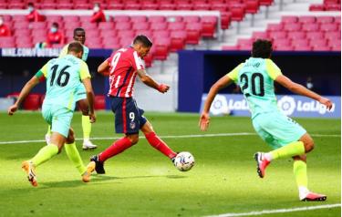 Luis Suarez lập cú đúp trong chiến thắng của Atletico trước Granada
