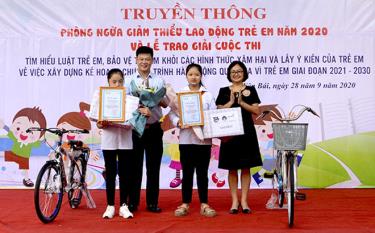 Đồng chí Đinh Tiến Hùng – Phó Bí thư Tỉnh đoàn, Chủ tịch Hội đồng Đội tỉnh (thứ 2 bên trái) cùng đồng chí Nguyễn Thị Thu Hà, Phó Giám đốc sở Lao động-Thương binh và Xã hội (ngoài cùng bên phải) trao giải Nhất cho hai em thiếu nhi của huyện Văn Yên và thành phố Yên Bái.