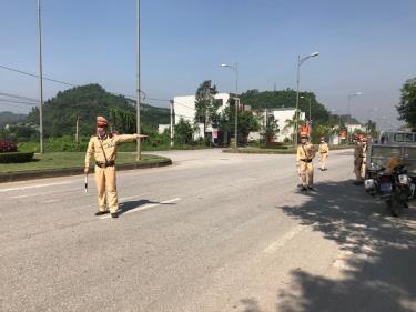 Lực lượng CSGT thành phố Yên Bái triển khai công tác tuần tra, kiểm soát đảm bảo trật tự, an toàn giao thông.