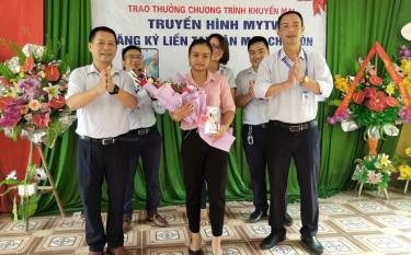 Chị Vũ Thị Tươi được Viễn thông Yên Bái trao thưởng chiếc điện thoại Sam Sung A71.