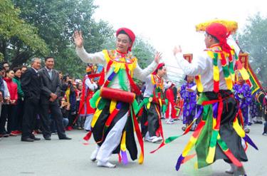 Múa bồng làng Triều Khúc (Thanh Trì), một trong nhiều loại hình di sản văn hóa phi vật thể tiêu biểu của Hà Nội.