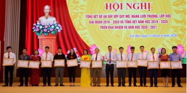 Vice Chairman of Yen Bai province People’s Committee Duong Van Tien presented certificates of merit to collectives with outstanding performance in the implementation of the project in kindergartens and general schools in the 2016-20 period.