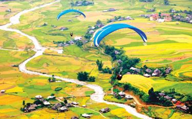 Festival dù lượn - hoạt động du lịch thu hút nhiều du khách đến với Mù Cang Chải. (Ảnh: Thanh Miền)