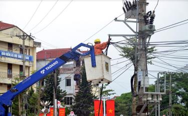 Công ty Điện lực thành phố Yên Bái sửa chữa, bảo dưỡng hệ thống lưới điện nhằm bảo đảm cung cấp điện phục vụ Đại hội đại biểu Đảng bộ tỉnh lần thứ XIX.