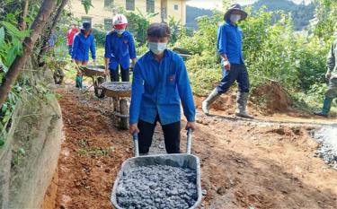 Đoàn viên thanh niên Huyện đoàn Mù Cang Chải hỗ trợ nhân dân làm đường giao thông nông thôn, góp phần chung tay XDNTM.