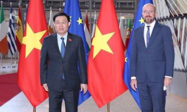 Chairman of the Vietnamese National Assembly Vuong Dinh Hue (left) and President of the European Council Charles Michel