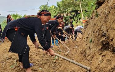 Nhân dân xã Tân Lập, huyện Lục Yên góp sức mở đường giao thông, xây dựng nông thôn mới.