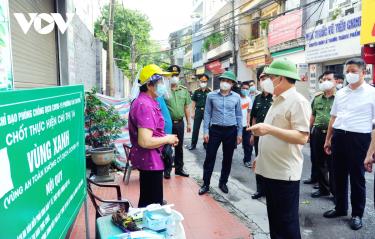 Bí thư Thành ủy Hà Nội Đinh Tiến Dũng kiểm tra công tác phòng chống dịch tại khu vực phong tỏa phường Văn Miếu, Văn Chương.