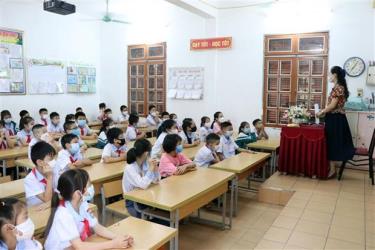 Học sinh tại trường Tiểu học Chiềng Lề, thành phố Sơn La nghe giáo viên phổ biến các nội dung chuẩn bị cho năm học mới.