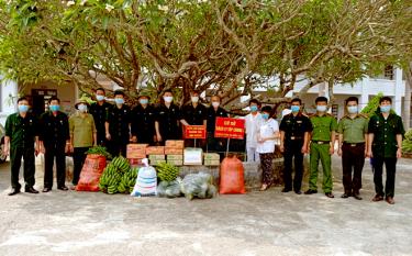 Hội Cựu chiến binh thị xã Nghĩa Lộ ủng hộ lương thực, thực phẩm cho khu cách ly tập trung trên địa bàn thị xã.