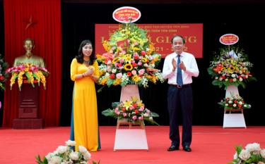 Đồng chí Tạ Văn Long - Phó Bí thư Thường trực Tỉnh ủy, Chủ tịch HĐND tỉnh tặng hoa chúc mừng Trường THCS thị trấn Yên Bình.