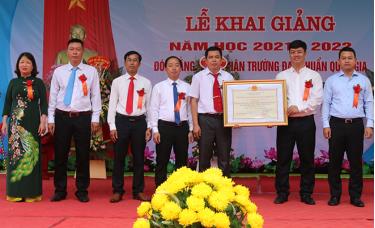 Đồng chí Nguyễn Minh Toàn – Chủ nhiệm Ủy ban Kiểm tra Tỉnh ủy trao Bằng công nhận “Trường đạt chuẩn Quốc gia cấp độ 1” cho Trường TH và THCS Thạch Lương.