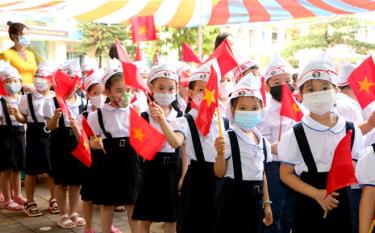 Học sinh Yên Bái hân hoan đón ngày khai trường.